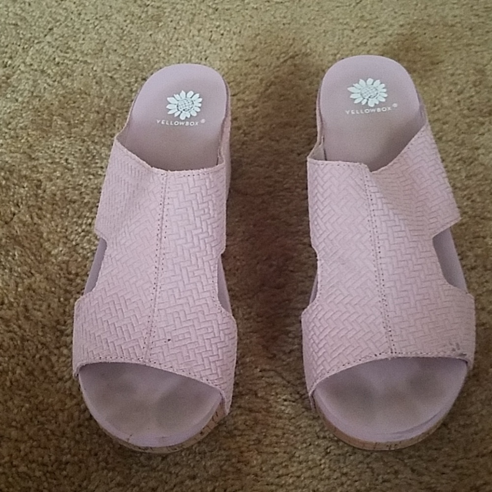 Yellow box Avenoir Blush Size 9 EUC with box